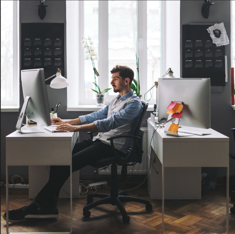 Persona estudiando en su oficina